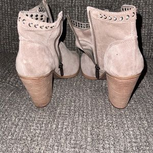 Tan Vince Camuto women’s ankle booties size 9.5